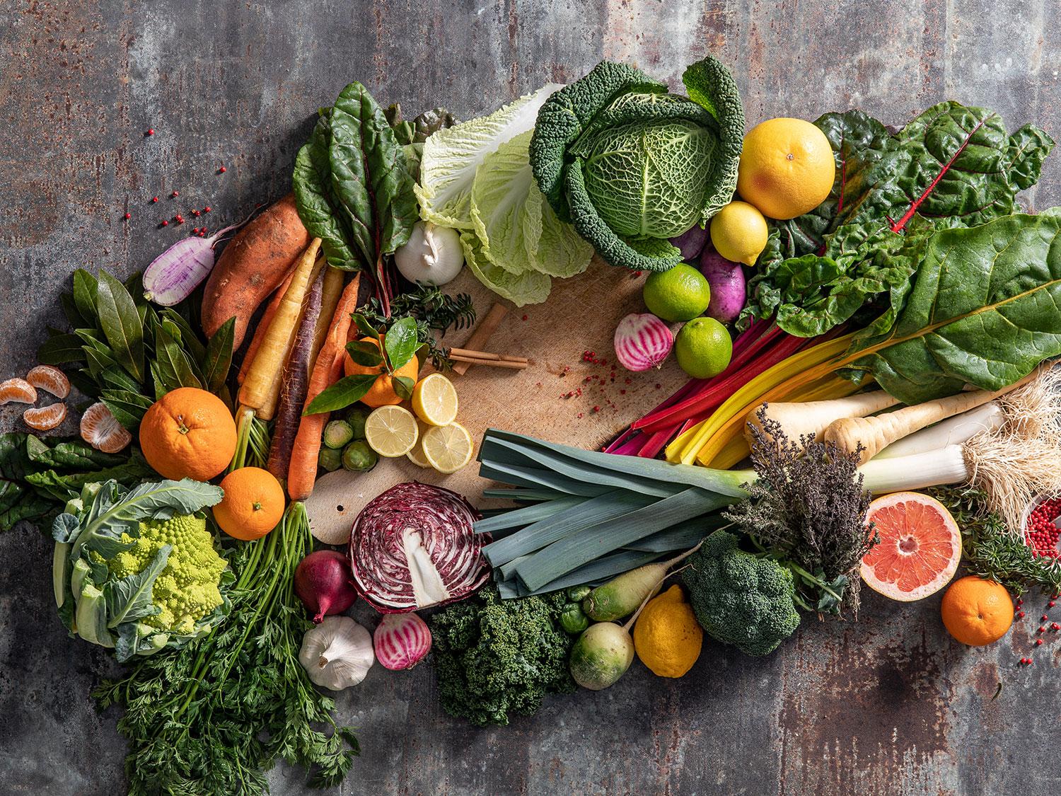 Fruits et légumes d'hiver disposés sur un comptoir de cuisine