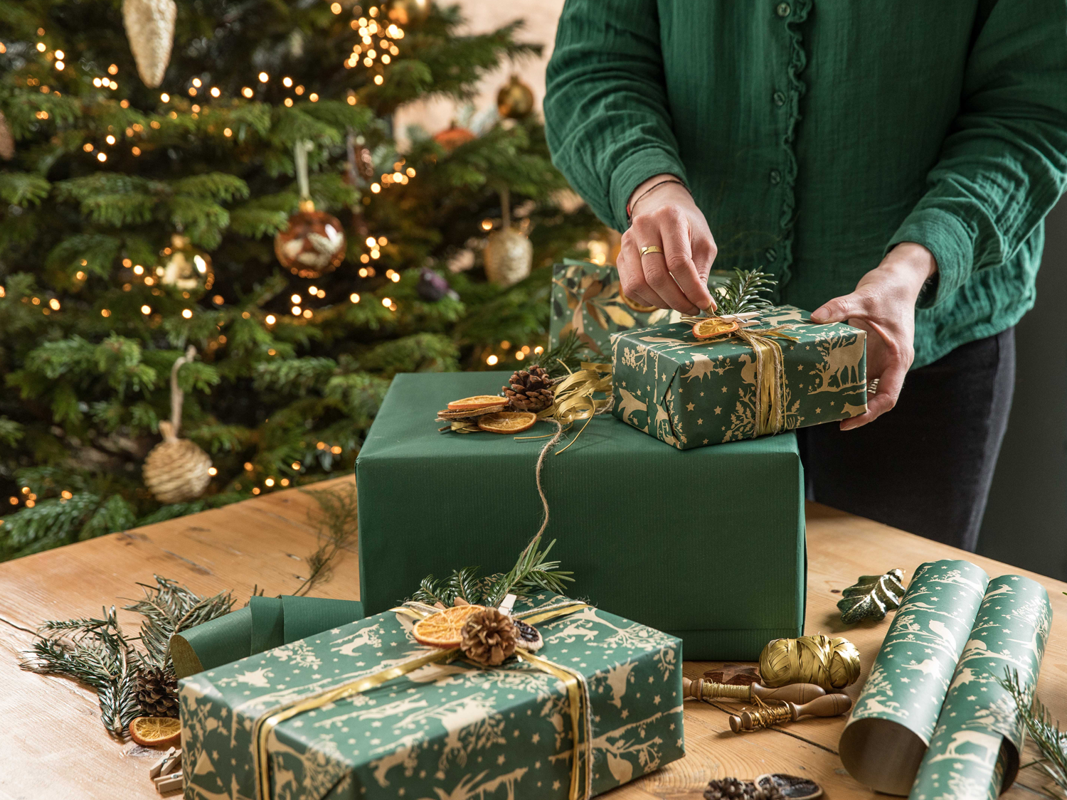 emballer des cadeaux de Noël au style nature et avec des éléments de la foret