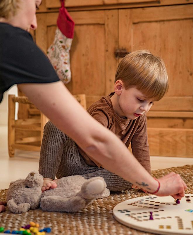 Moment de partage avec enfant à Noël