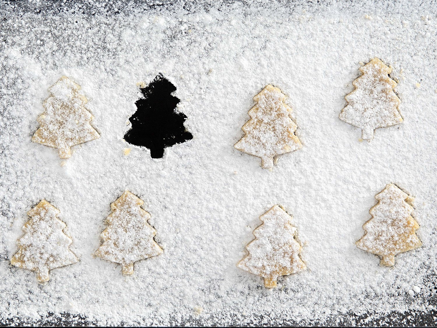 Un biscuit sablé à l’aspect d’un sapin de Noël ou une étoile de noël