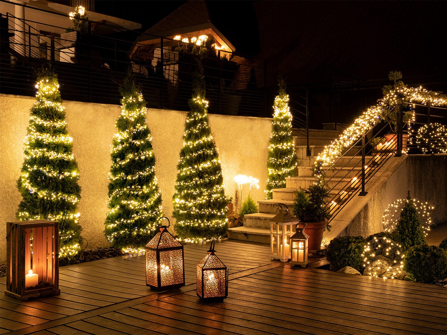 Maison de Noël décorée avec des guirlandes lumineuses