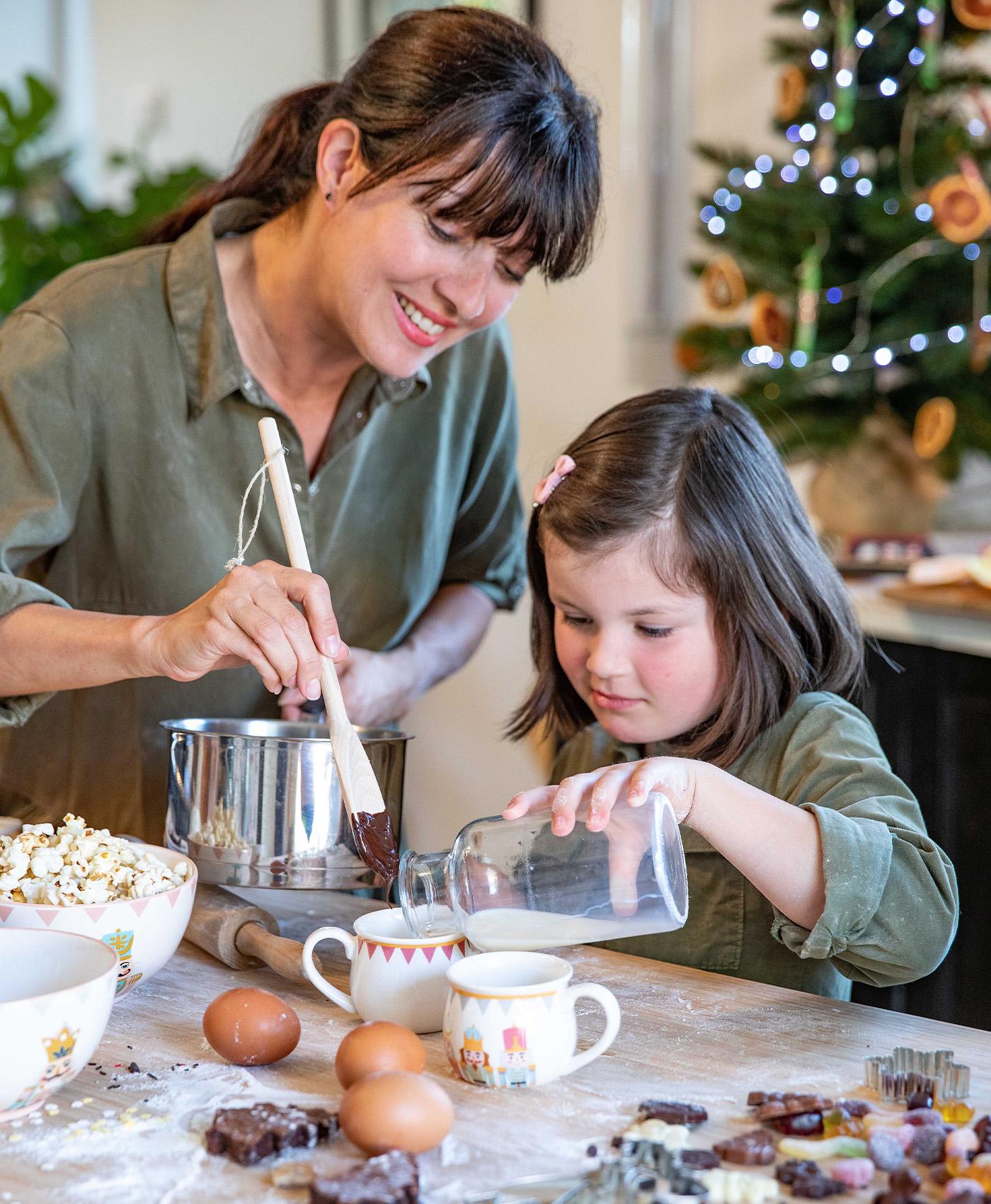 Activité gâteau de Noël entre une mère et sa fille