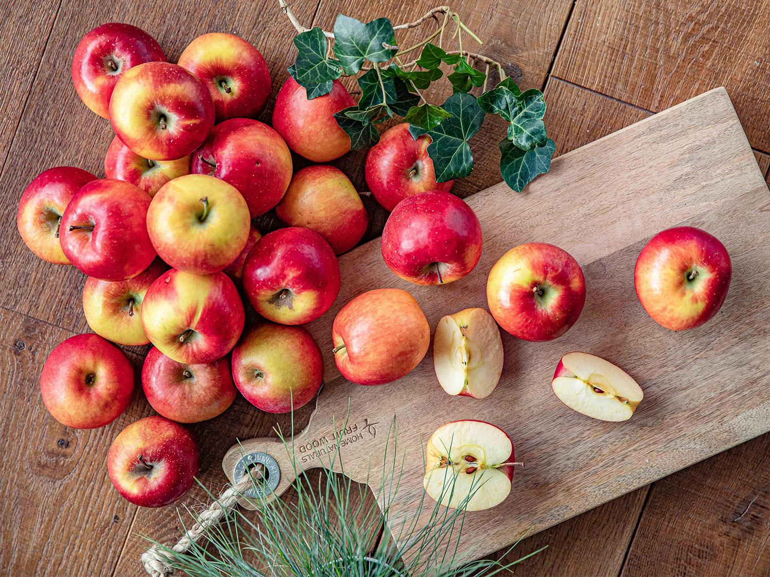 Des pommes sur une planche en bois