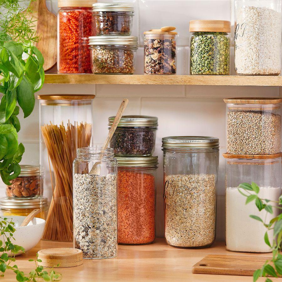 Bocaux de conservation dans la cuisine zéro déchet