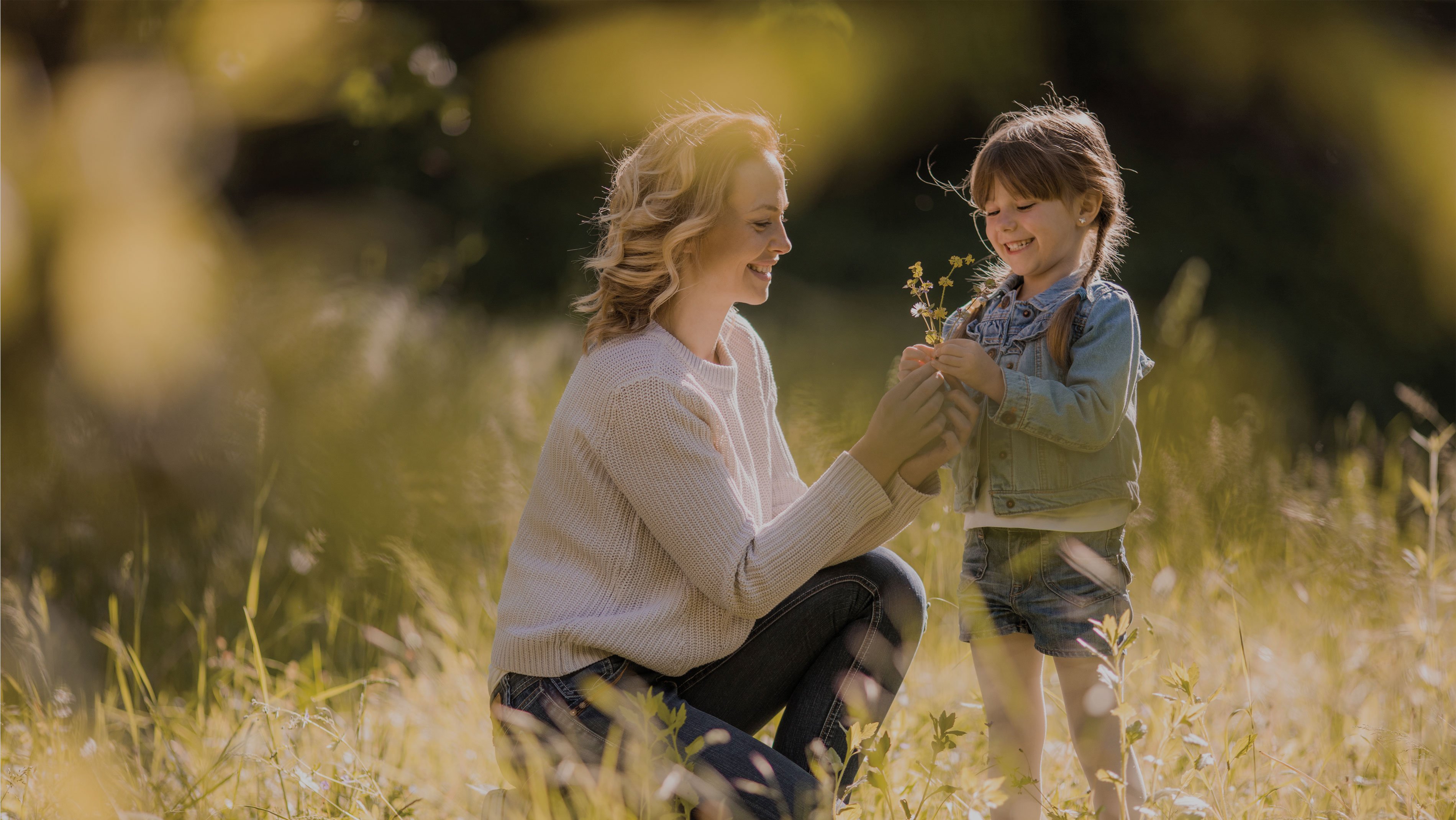 engagement mère et sa fille cueillette fleurs champs