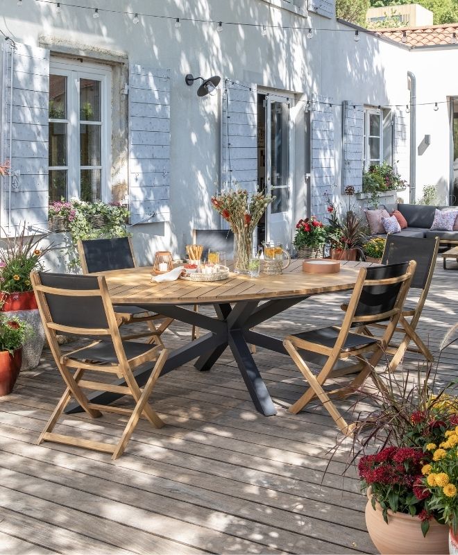 Une table de jardin en terrasse