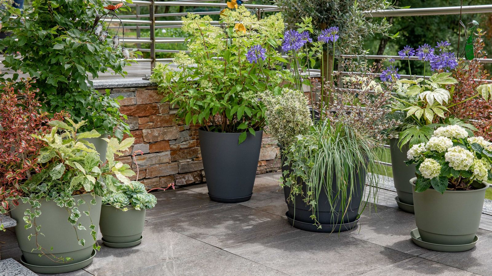 Pots d'extérieur gris anthracite et kaki avec plantes