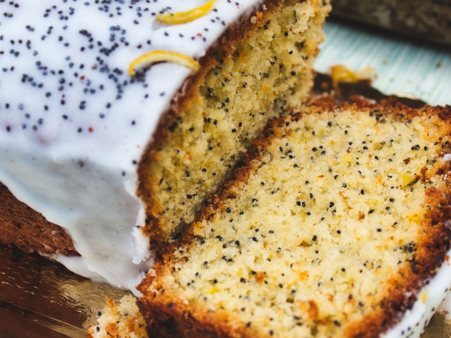 Un gâteau cake au citron et aux graines de pavots