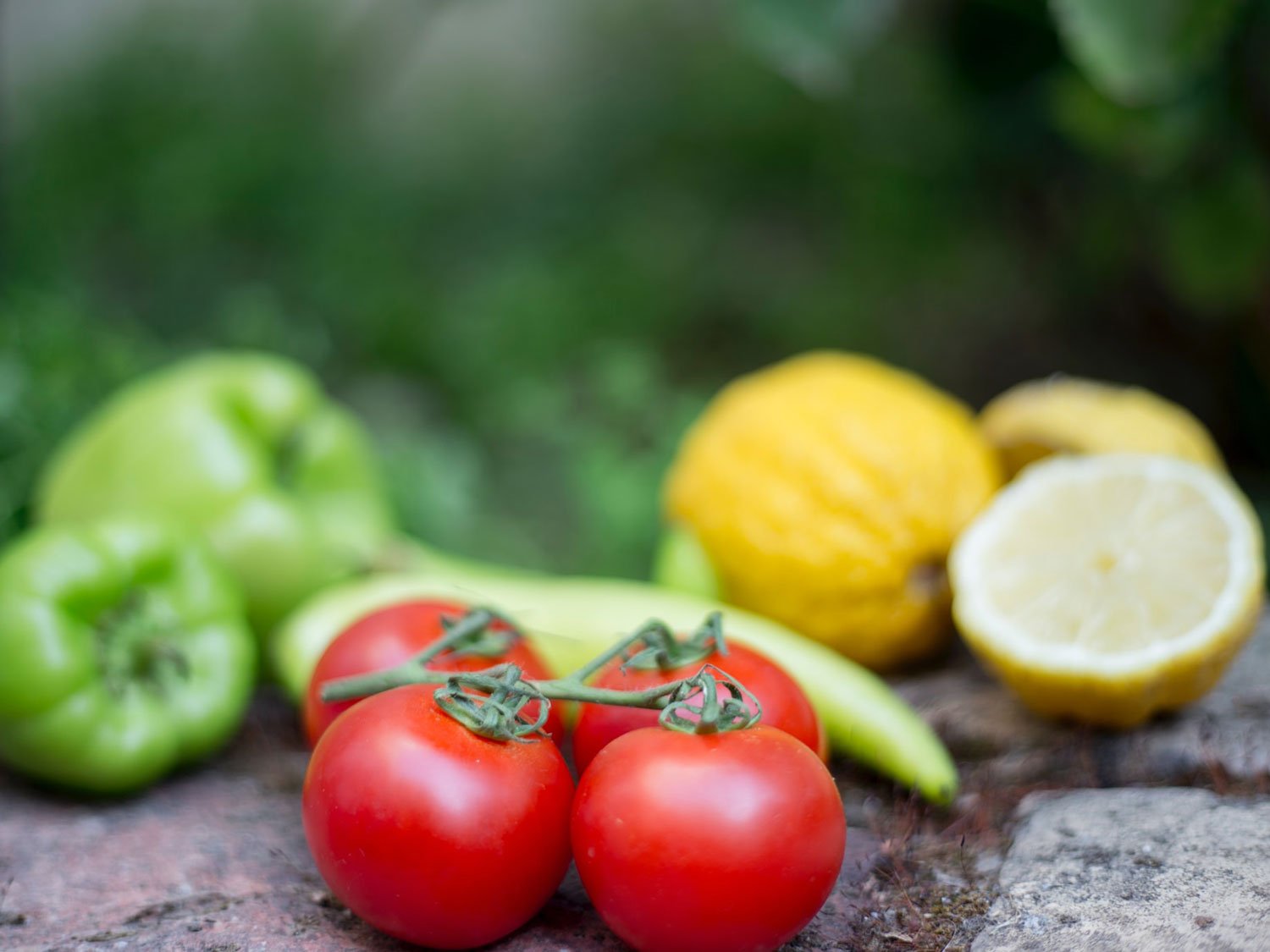Des légumes frais tomates, poivrons et du citron pour cuisiner un taboulé