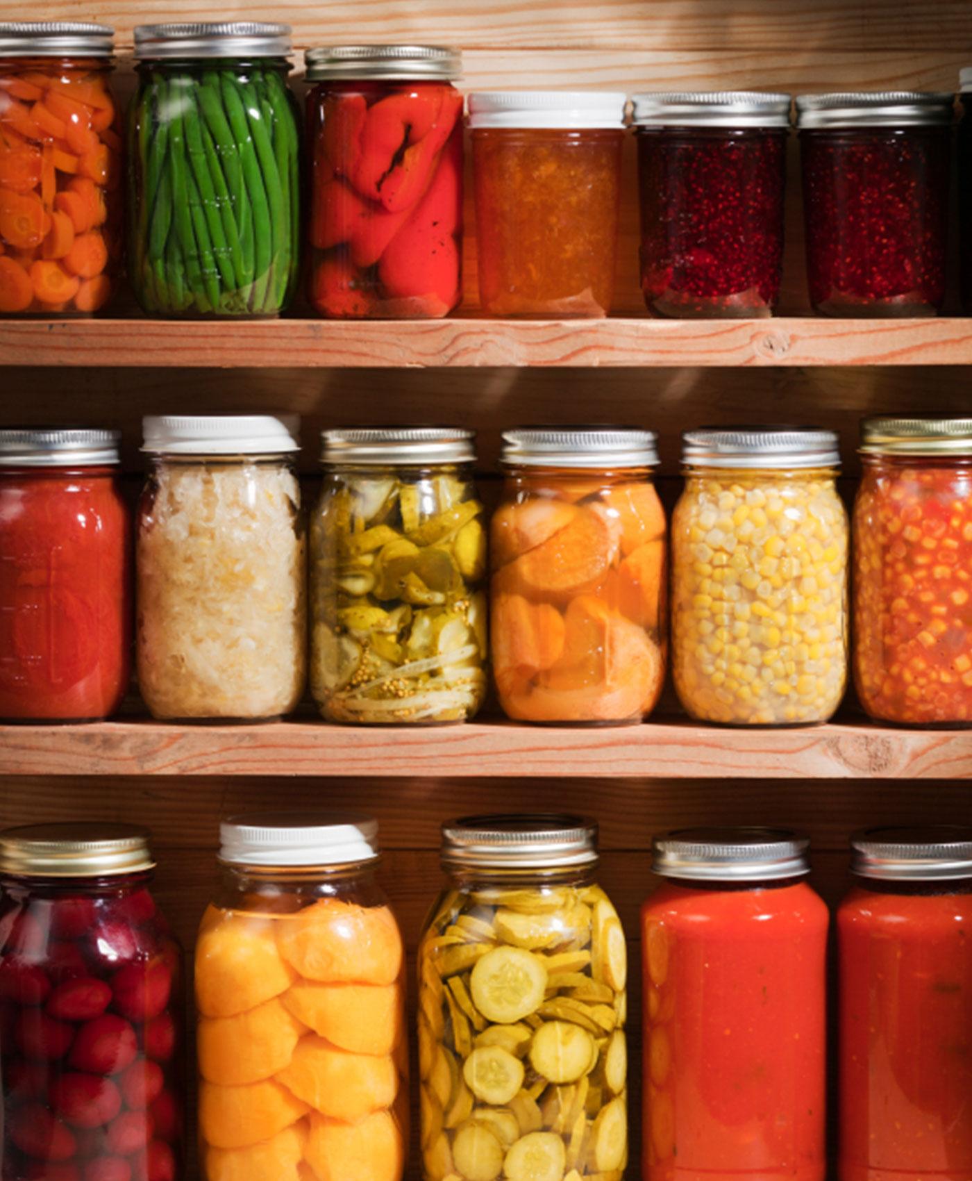 Des bocaux de légumes lactofermentés