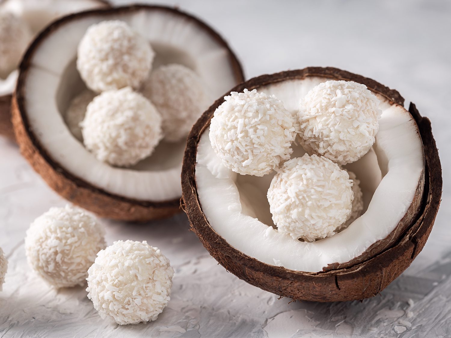 Des boules de coco dans une noix de coco ouverte