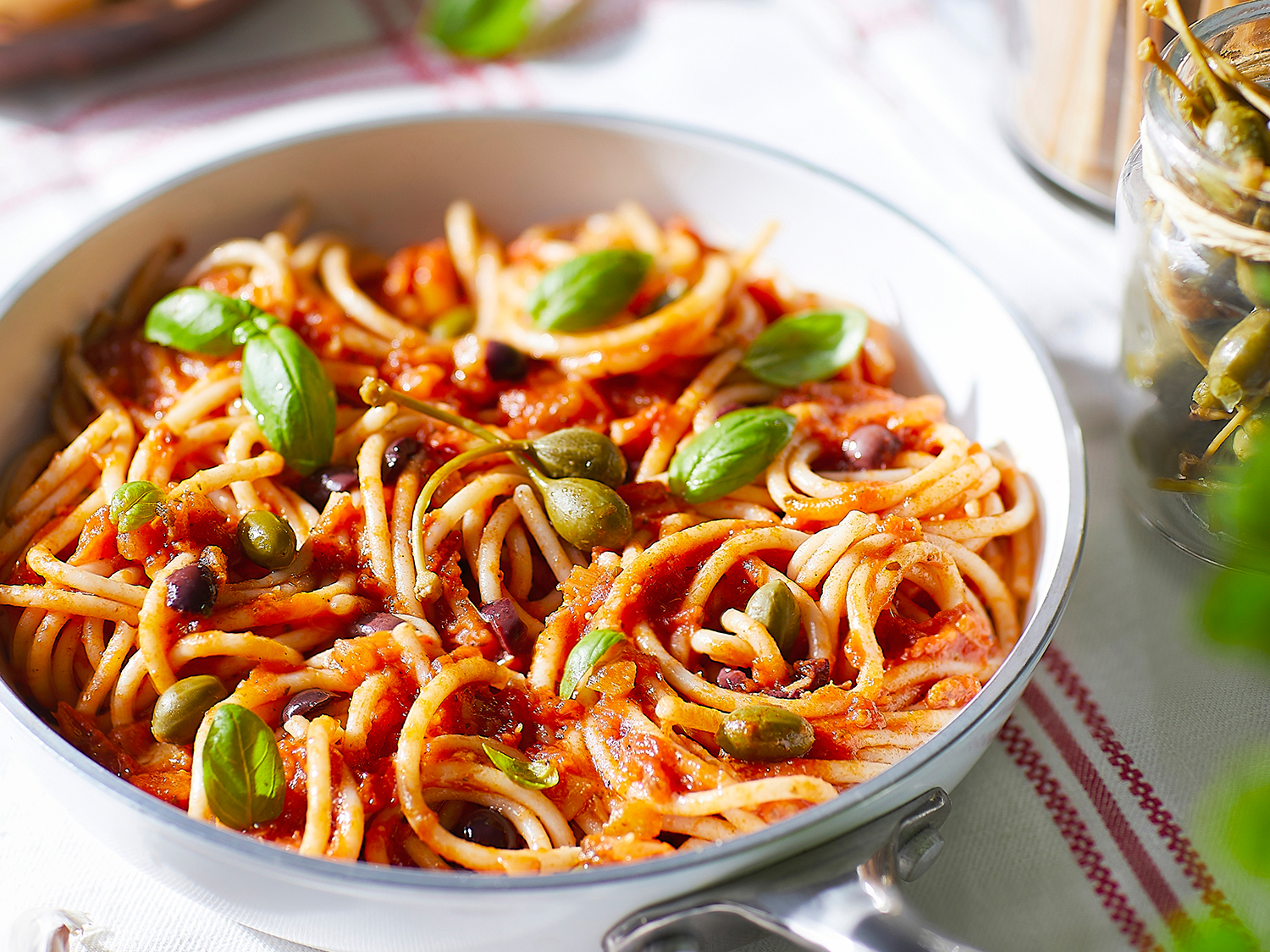 Une assiette de spaghetti aux caprons d'inspiration italienne