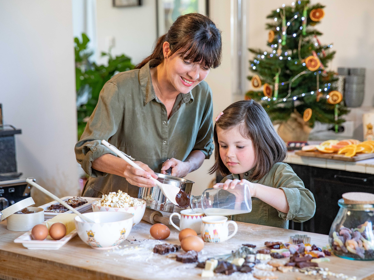 Une mère et sa fille en train de préparer des desserts de Noël