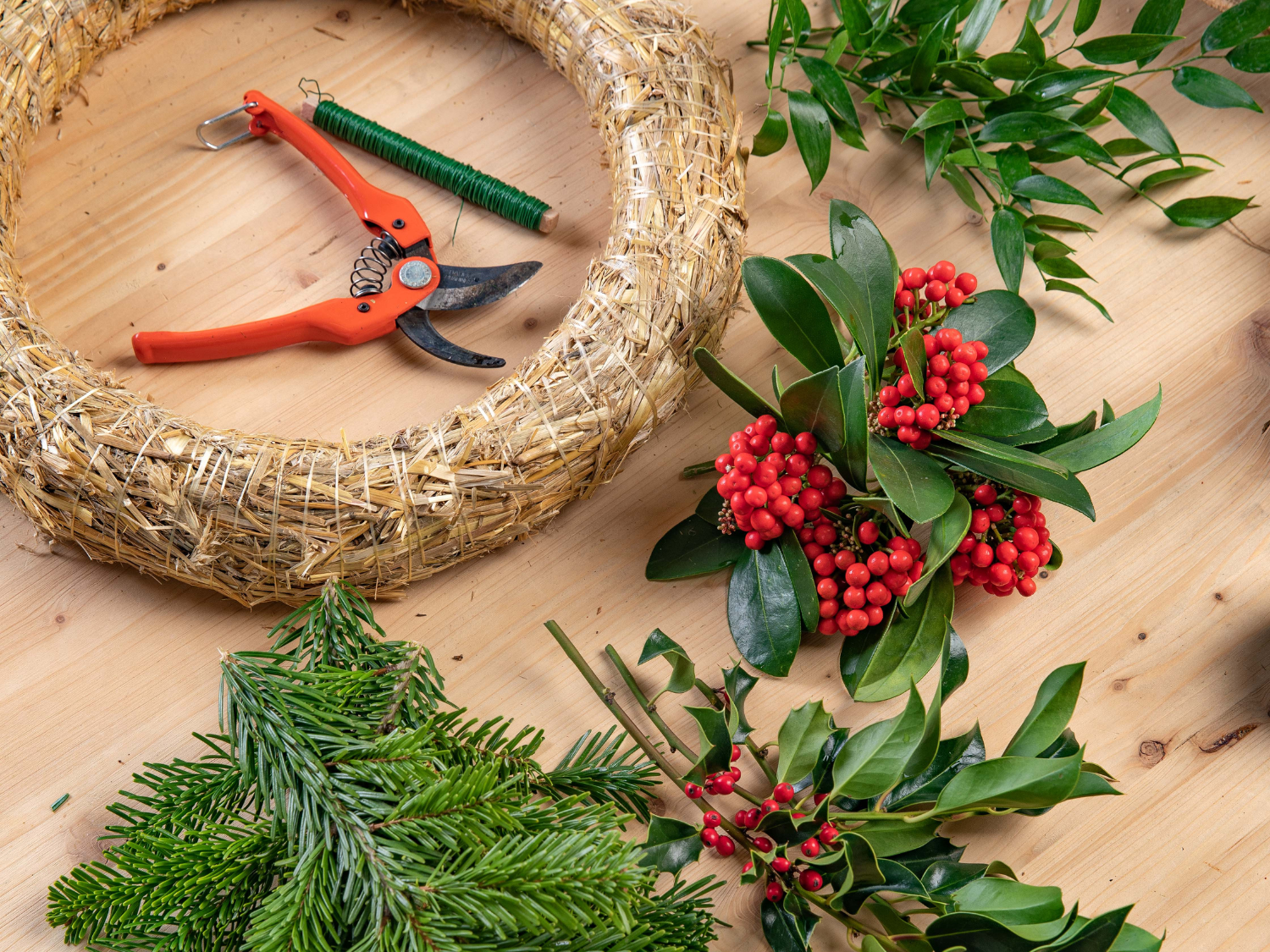 Tous le matériels nécessaire pour faire une couronne de Noël fait main
