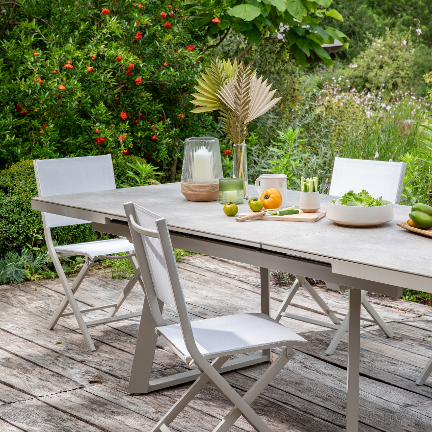 Un zoom sur la table de jardin malo beige