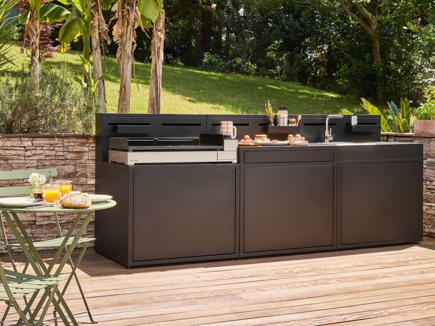 Cuisine d'extérieur sur terrasse avec table verte