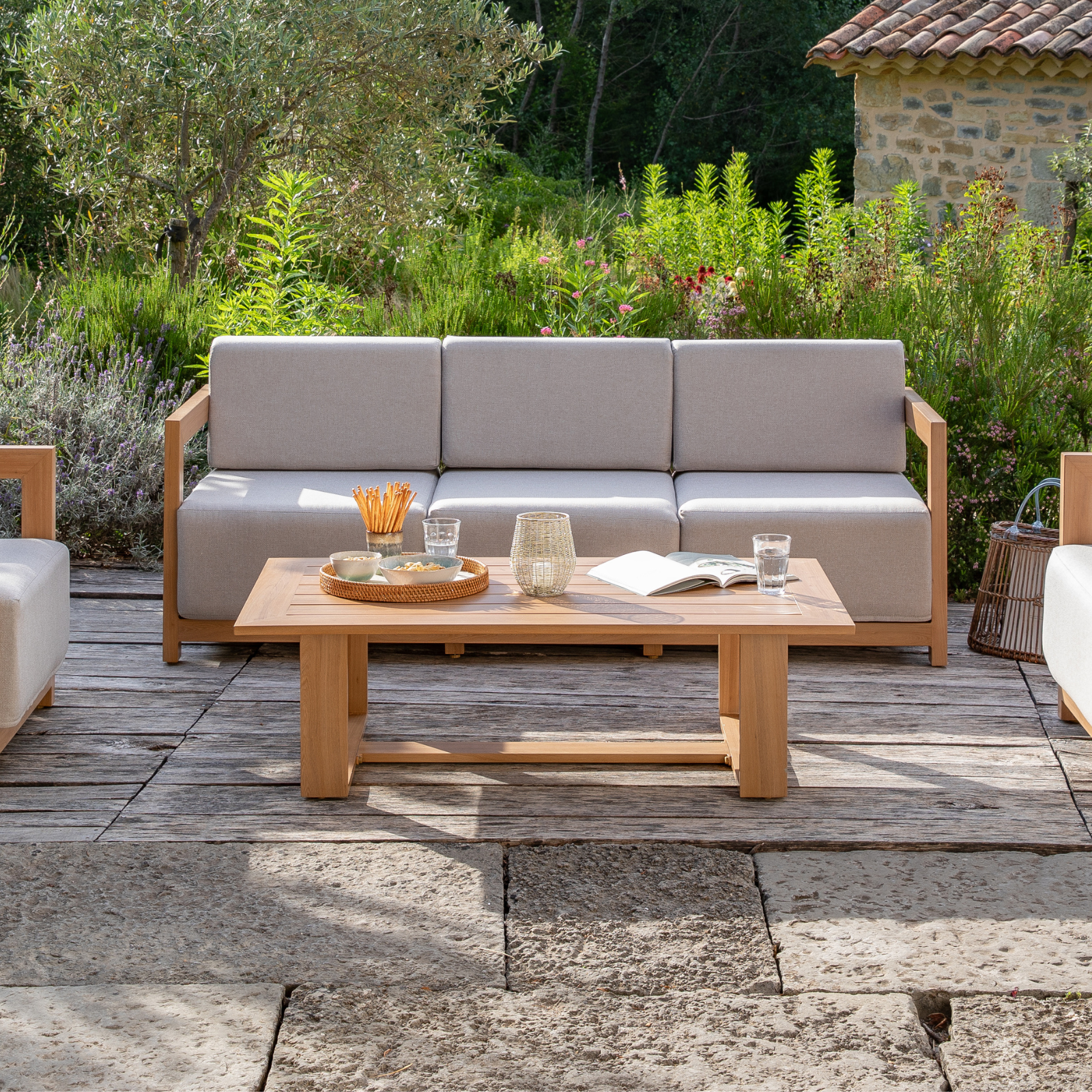 Salon de jardin extérieur en terrasse