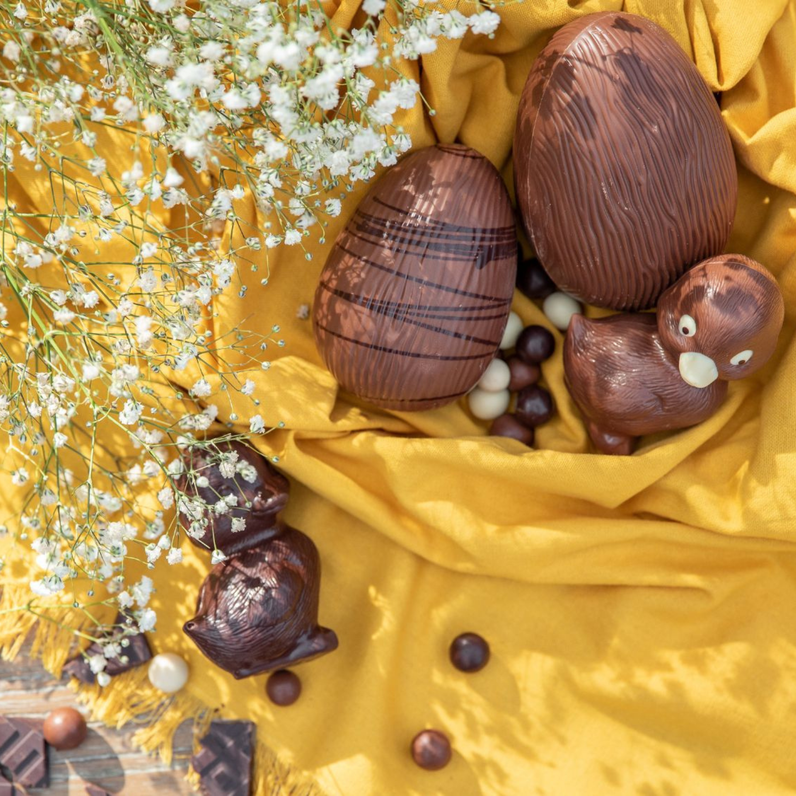 chocolat de pâques sur une nappe jaune