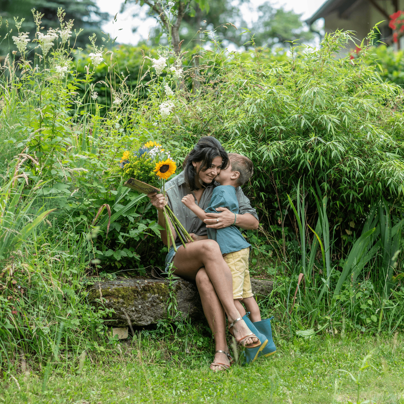 Un enfant prend sa maman dans ses bras