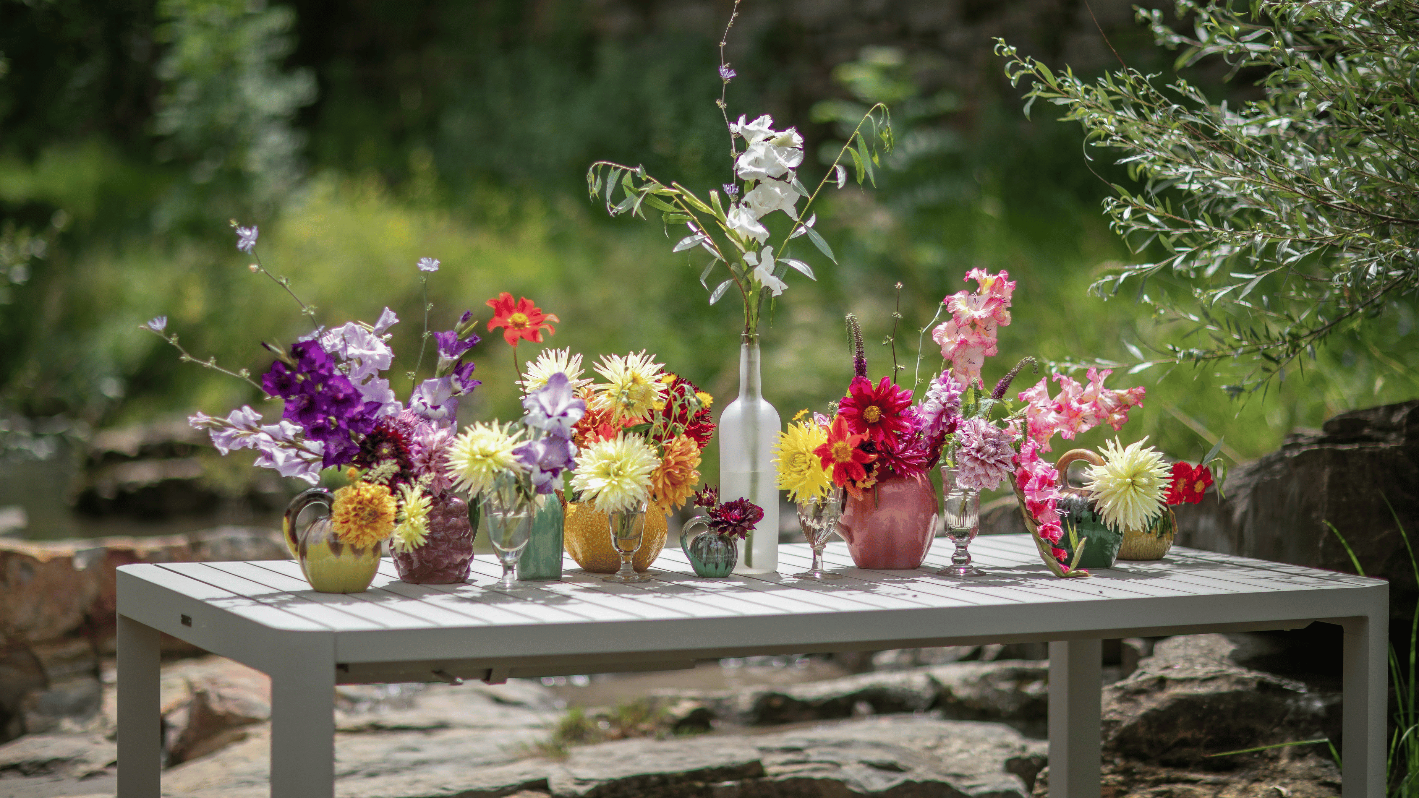 Des fleurs sur une table