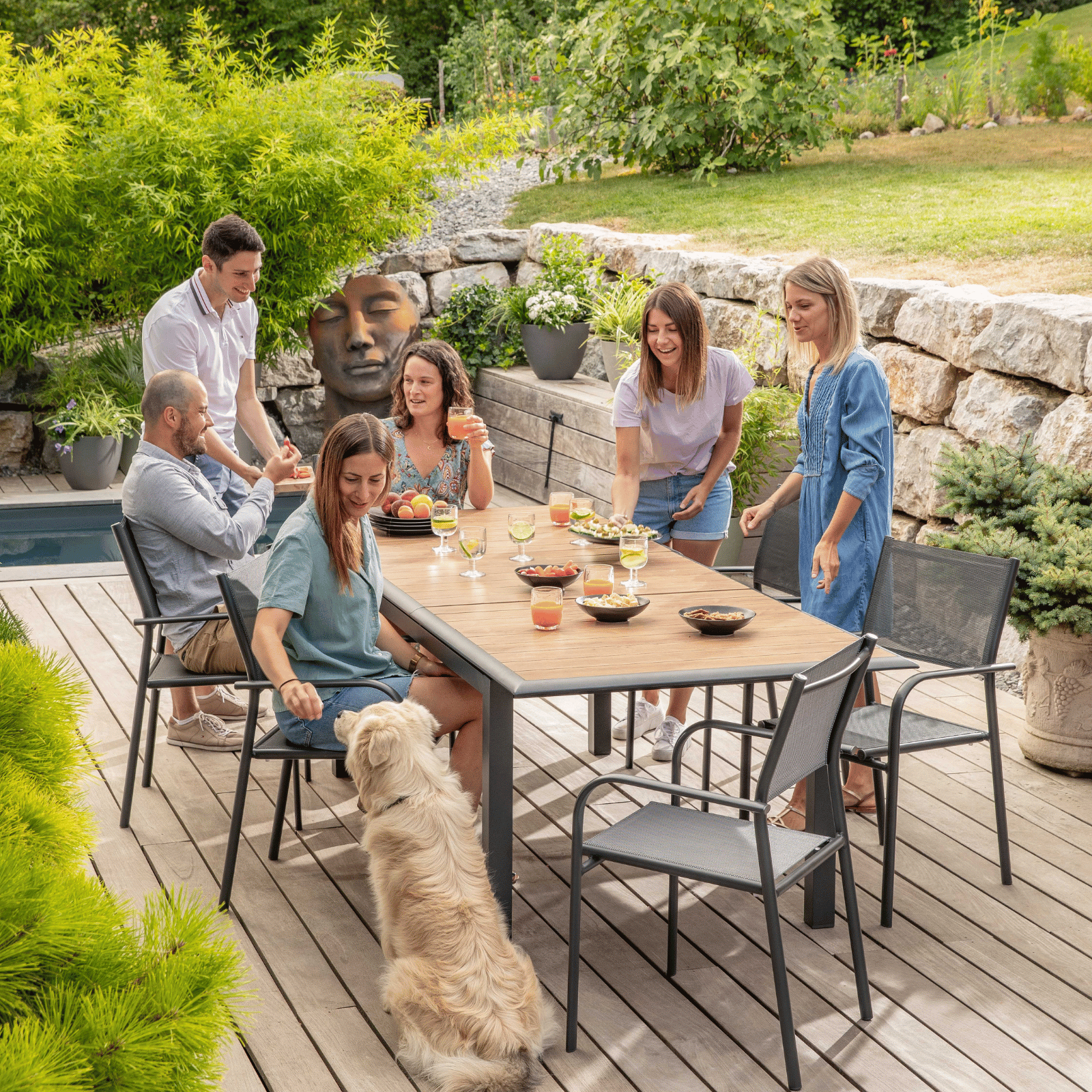 Repas entres amis autour du table de jardin