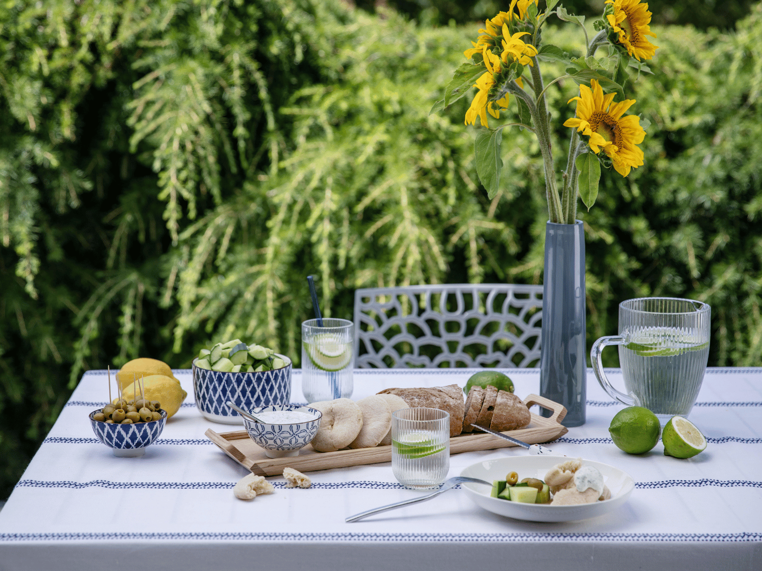 Une table d'été en terrasse, prête pour l'apéro