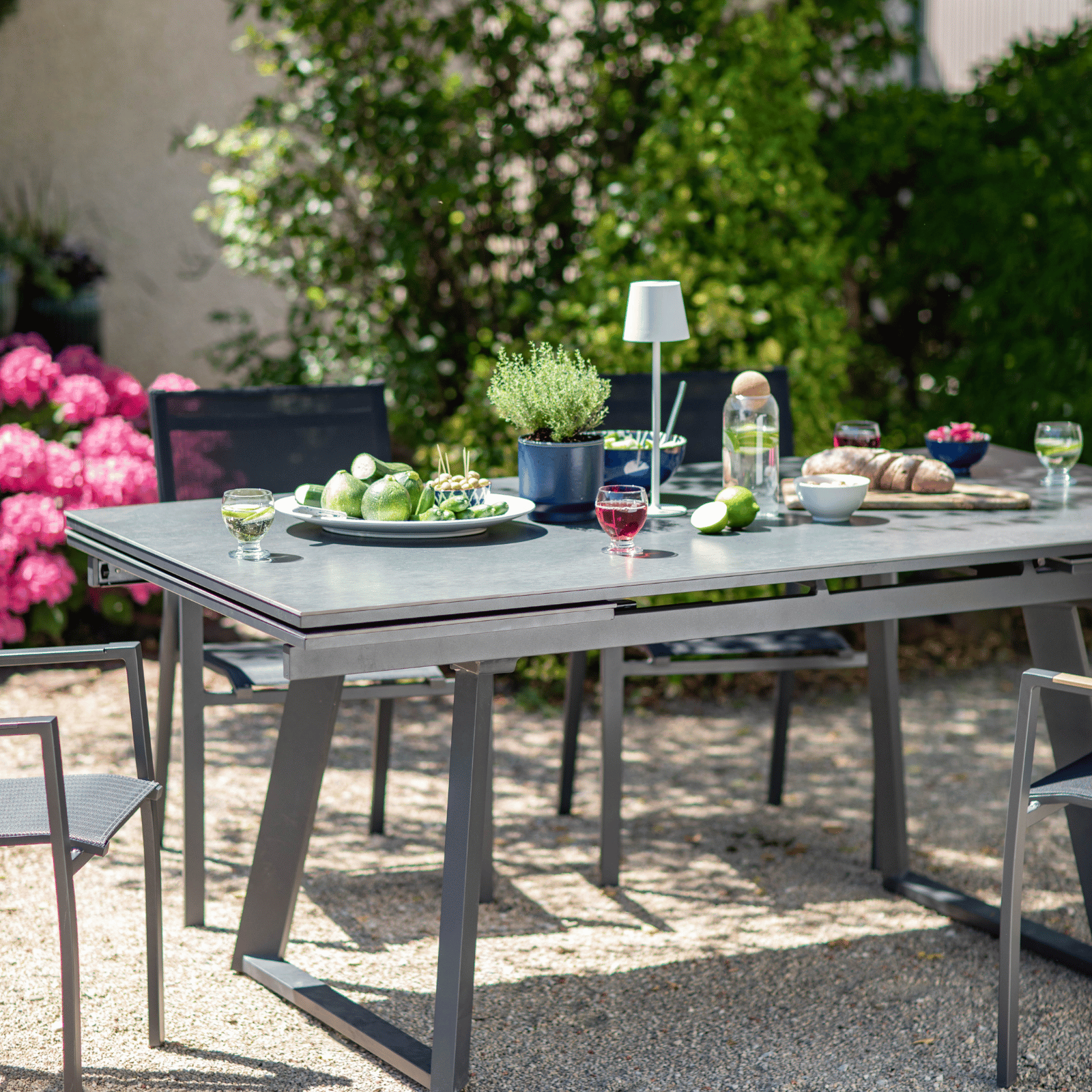 Une table d'extérieur prête pour l'epéritif