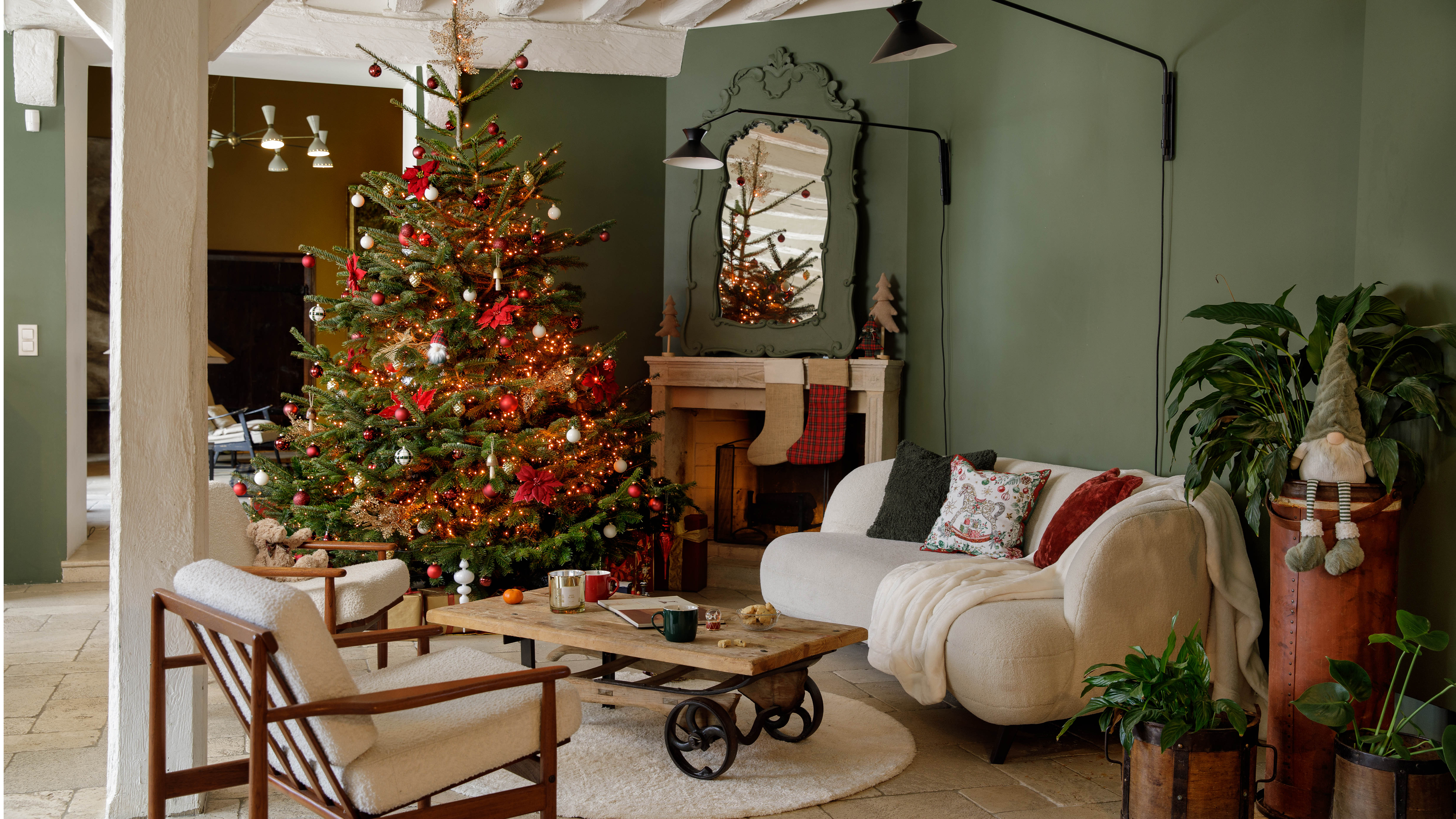 Un salon décoré pour Noël avec un sapin illuminé