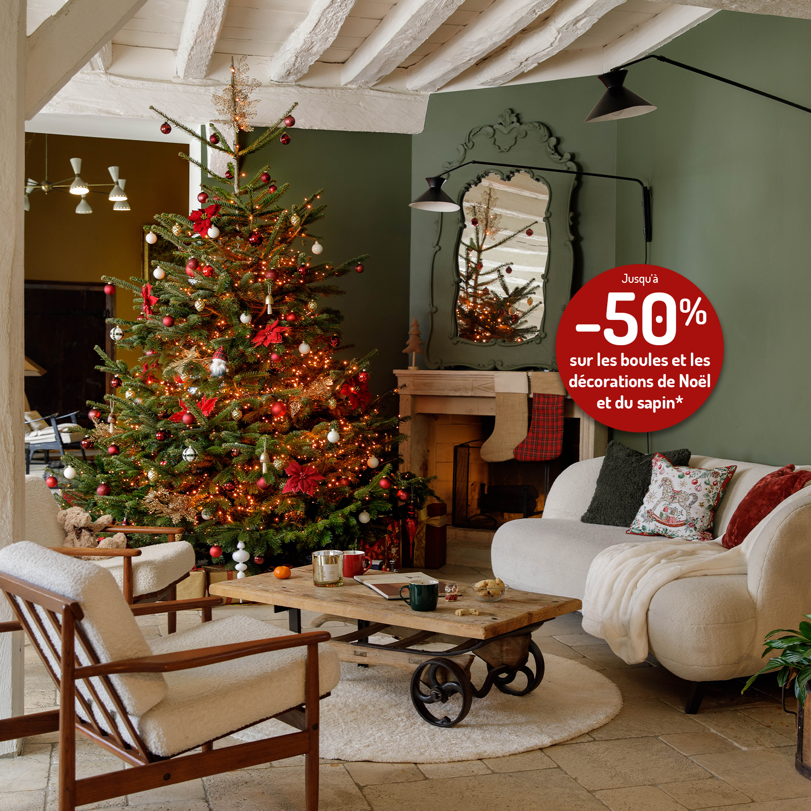 Sapin de Noël décoré au style traditionnel