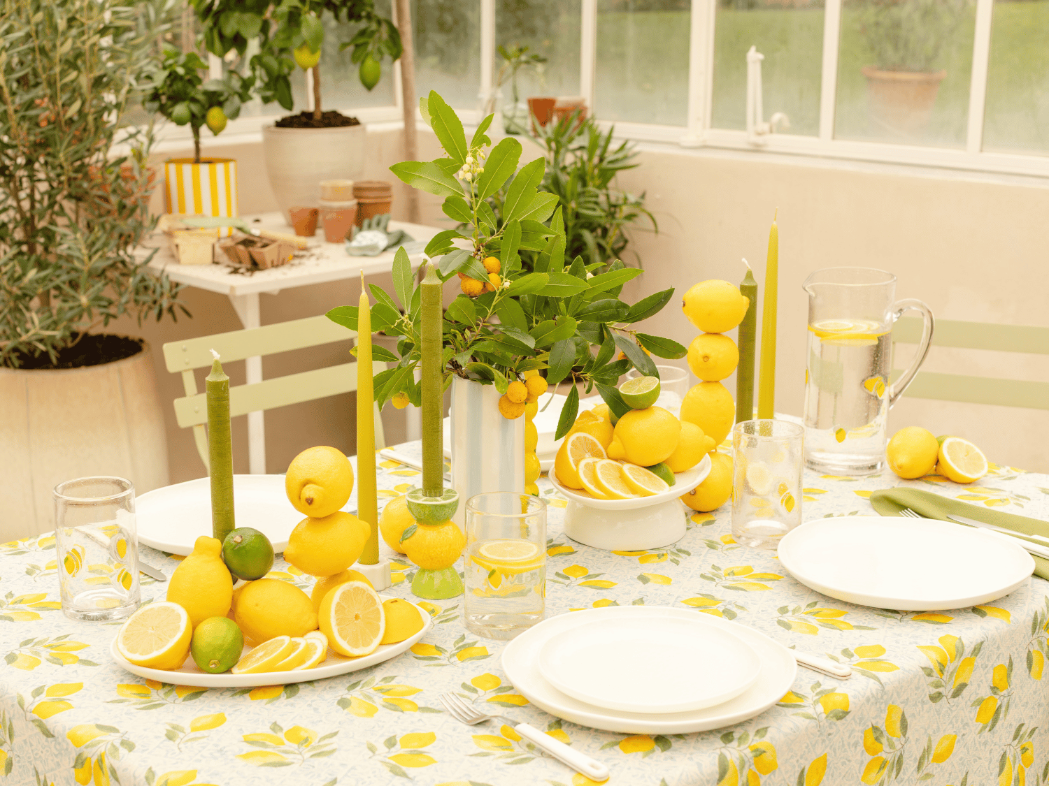 Une table colorée avec une nappe aux motifs citrons et de la déco inspiré des agrumes