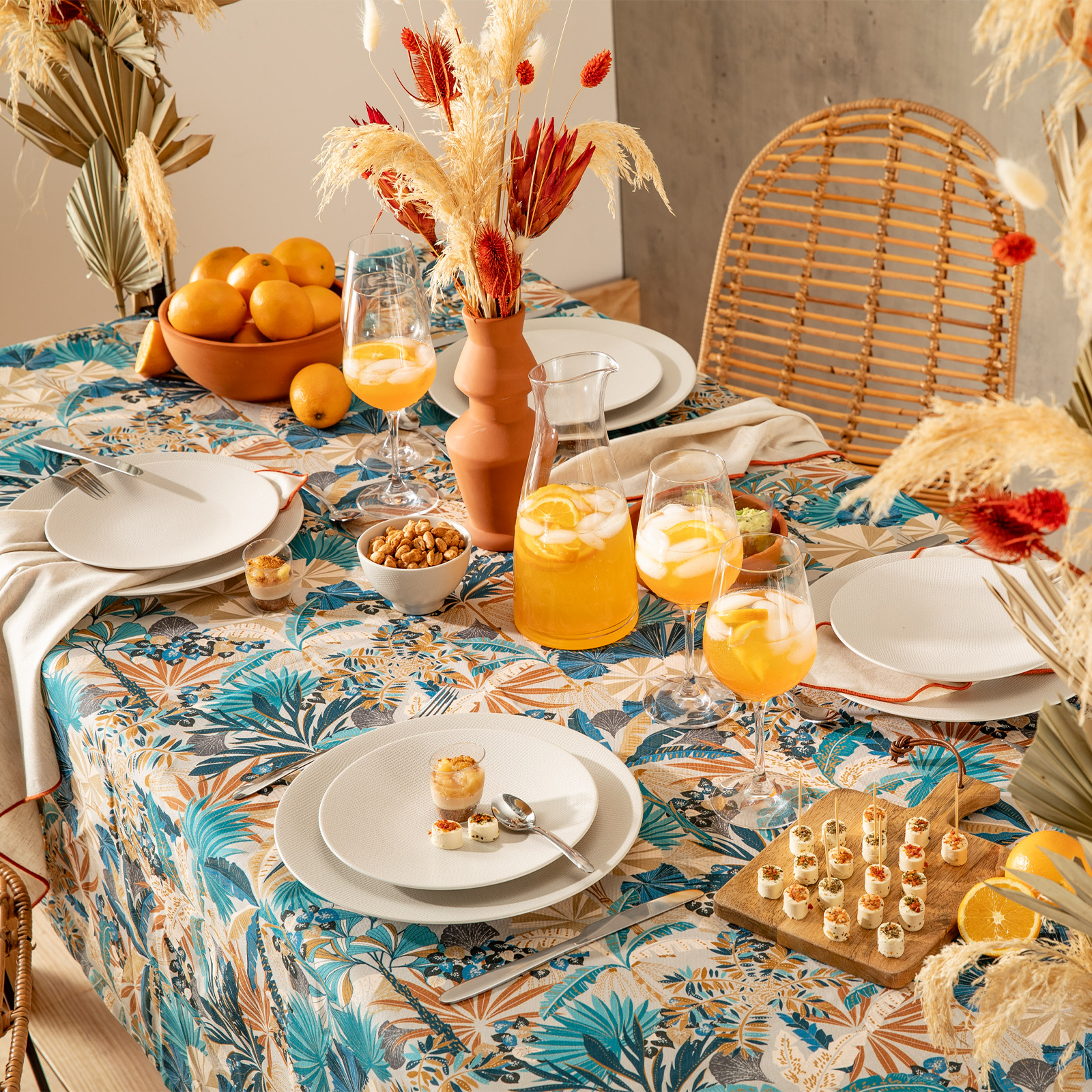 une table dressée pour le petit déjeuner