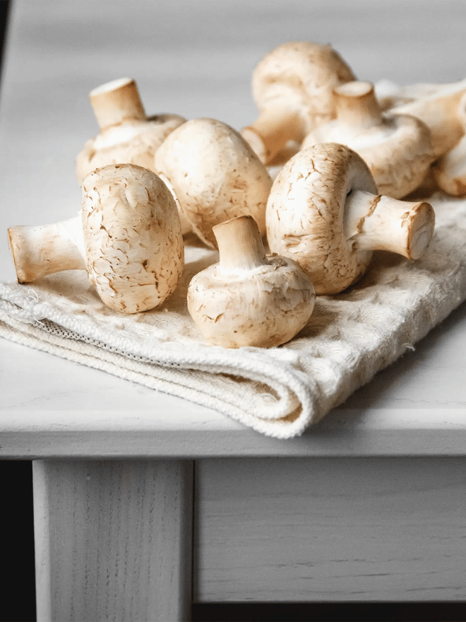 Des champignons de Paris sur un meuble de cuisine