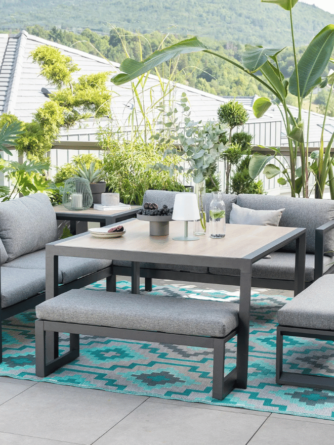 Un salon de jardin contemporain sur une terrasse