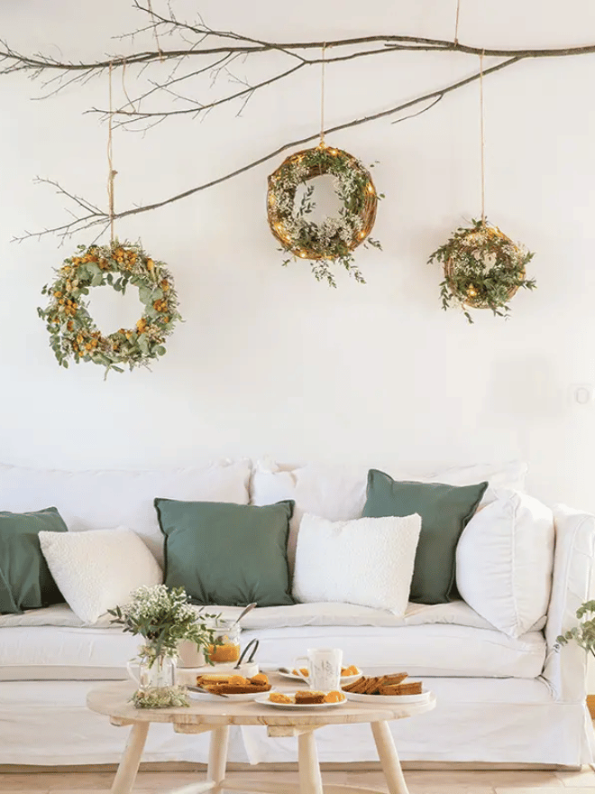 Création couronne végétale de fleurs séchées et d’eucalyptus