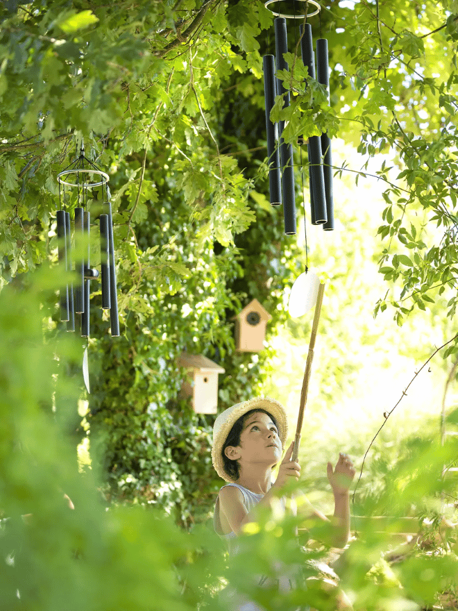 Un enfant qui observe les oiseaux dans un jardin