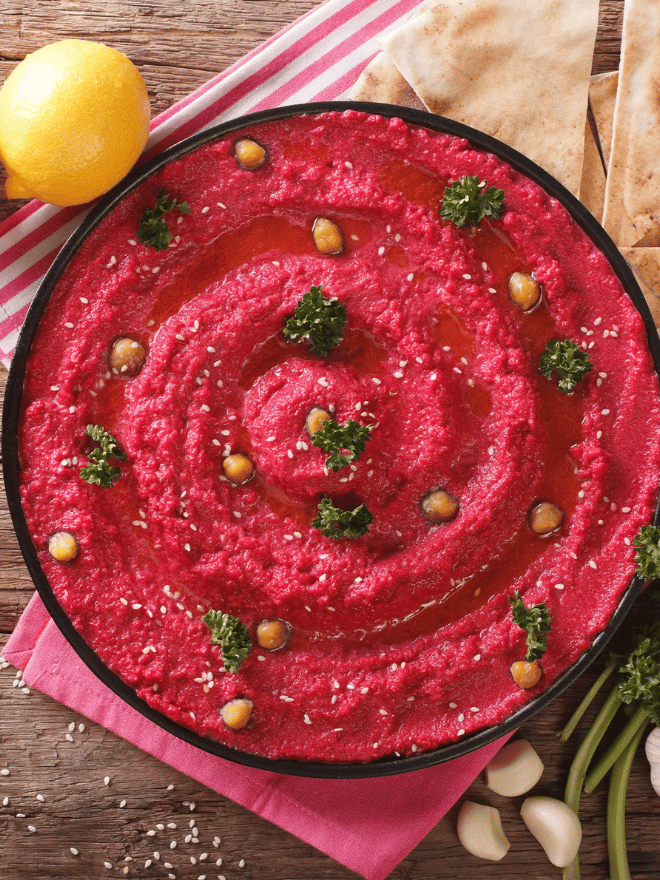 Zoom sur un houmous de betteraves