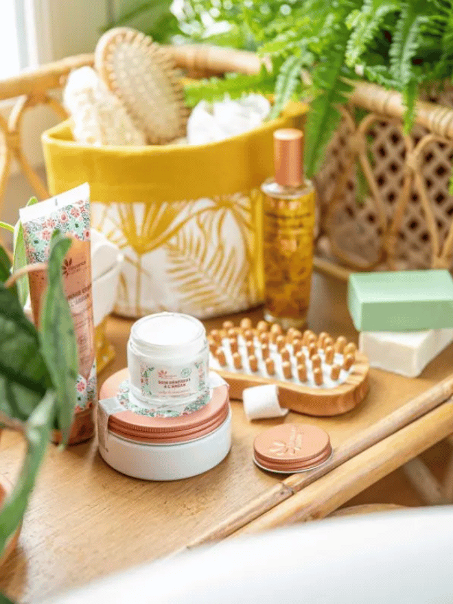 Une trousse posée dans une salle de bain avec des produits d'hygiène autour