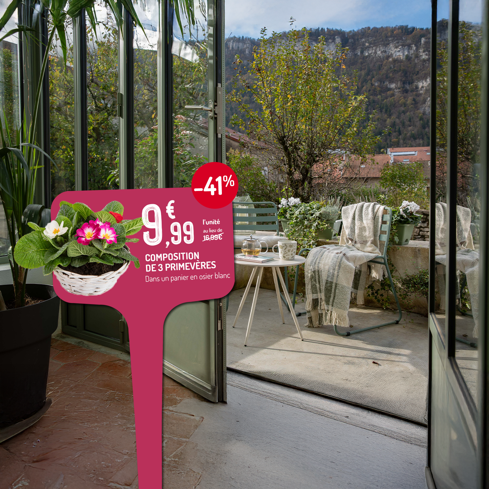 photo d'une terrasse prise depuis l'intérieur d'une maison