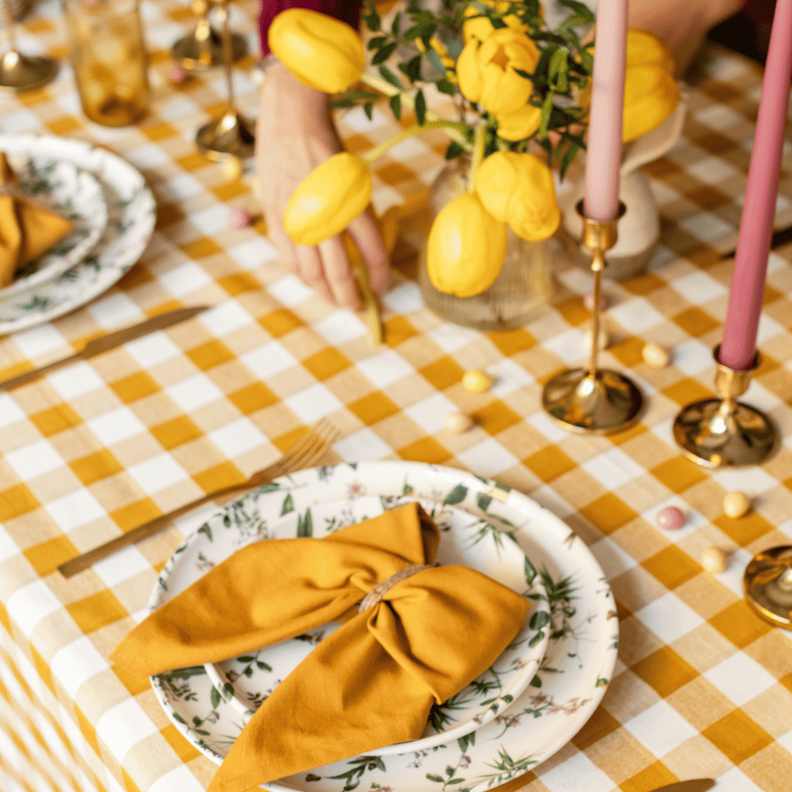 Une serviette pliée en forme de noeud dans une assiette