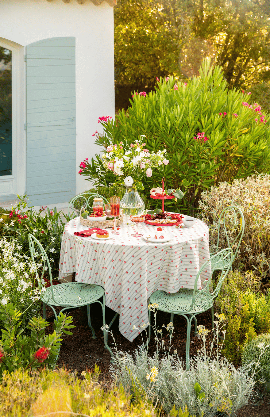 Une table dans un jardin avec des accessoires colorés à l'occasion de la fête des mères