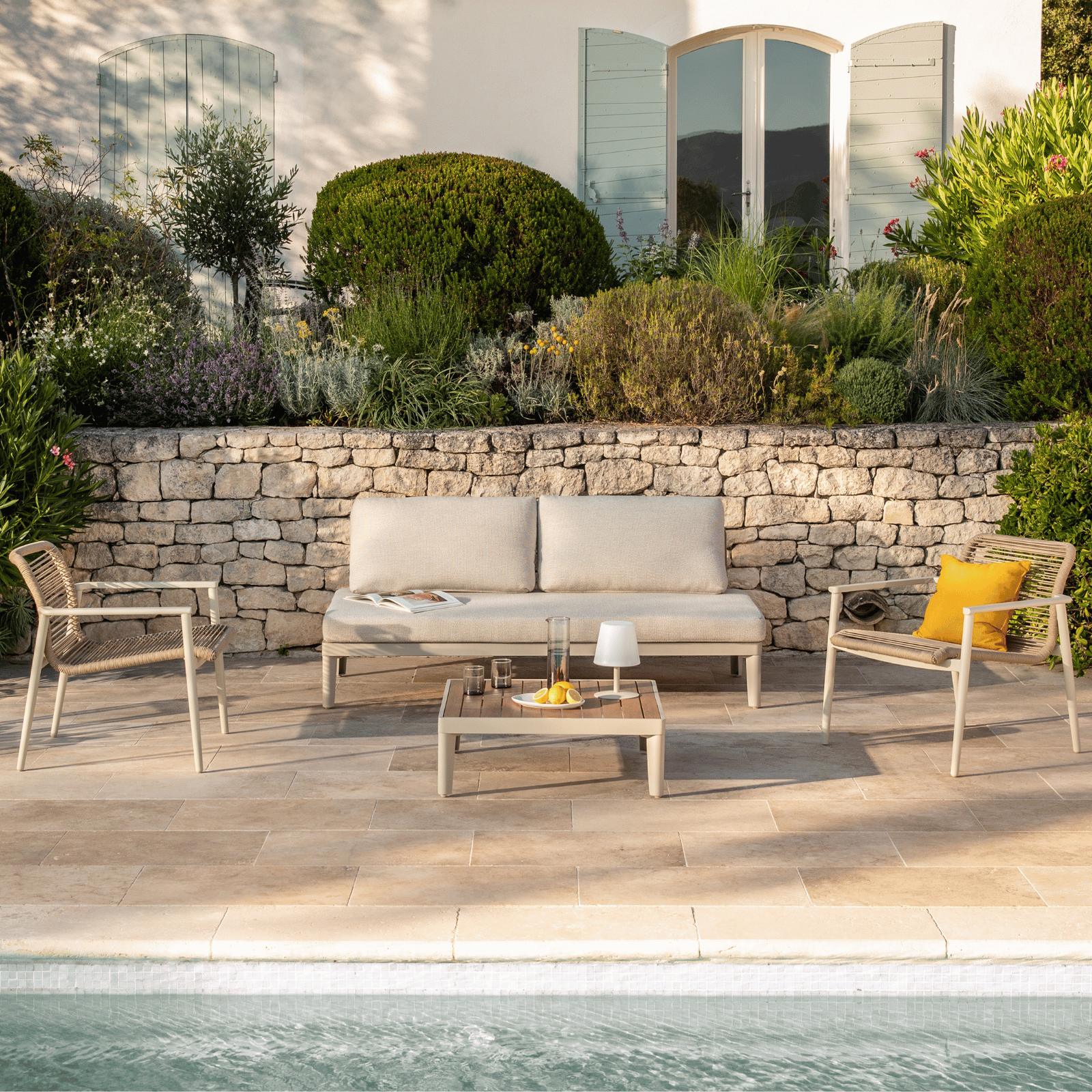 Salon bas de jardin sur une terrasse au soleil