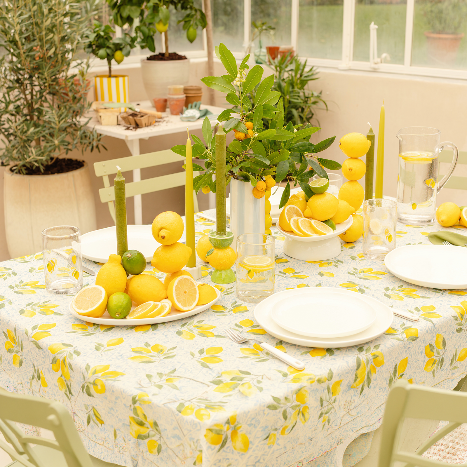 Une table décorée dans les tons jaune avec des citron et des bougies