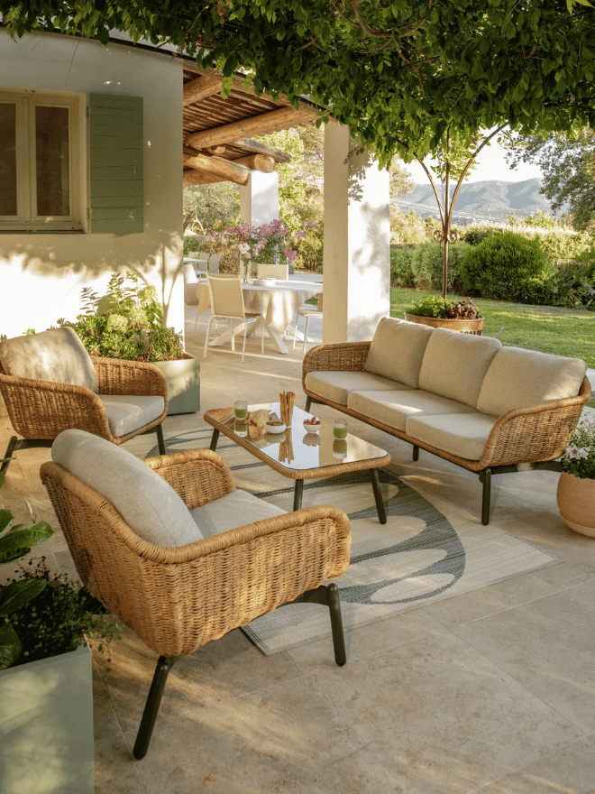 Le salon bas aralia sous une pergola en extérieur