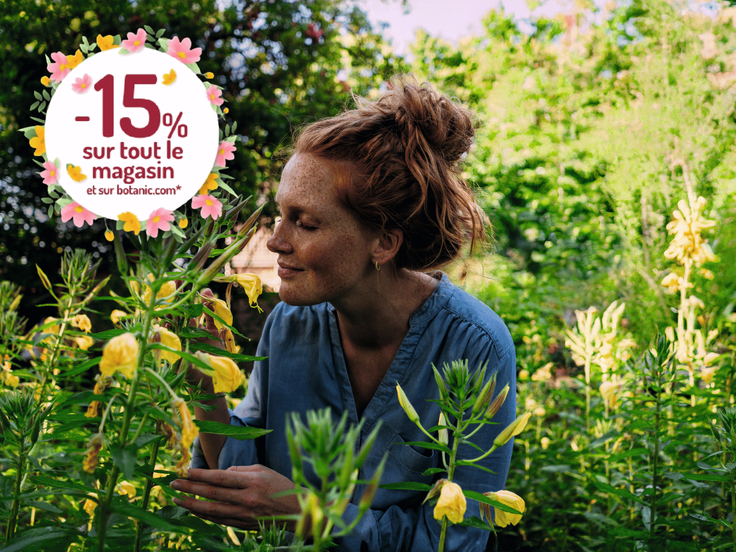 Une femme rousse dans un champs entourée de végétaux