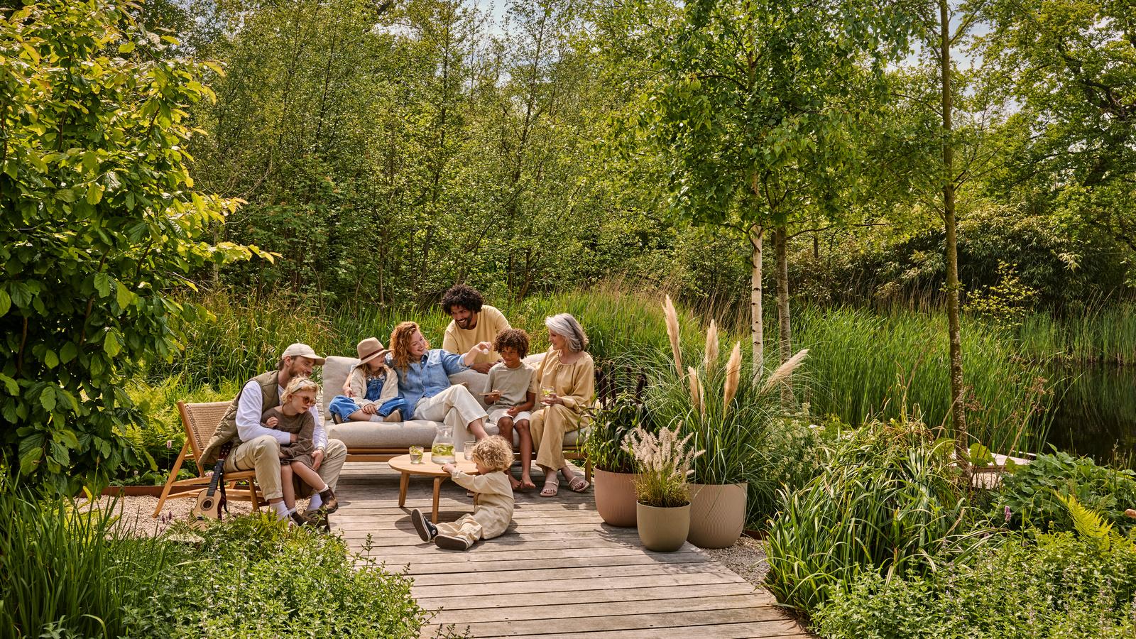 Une famille profitant dans un jardin