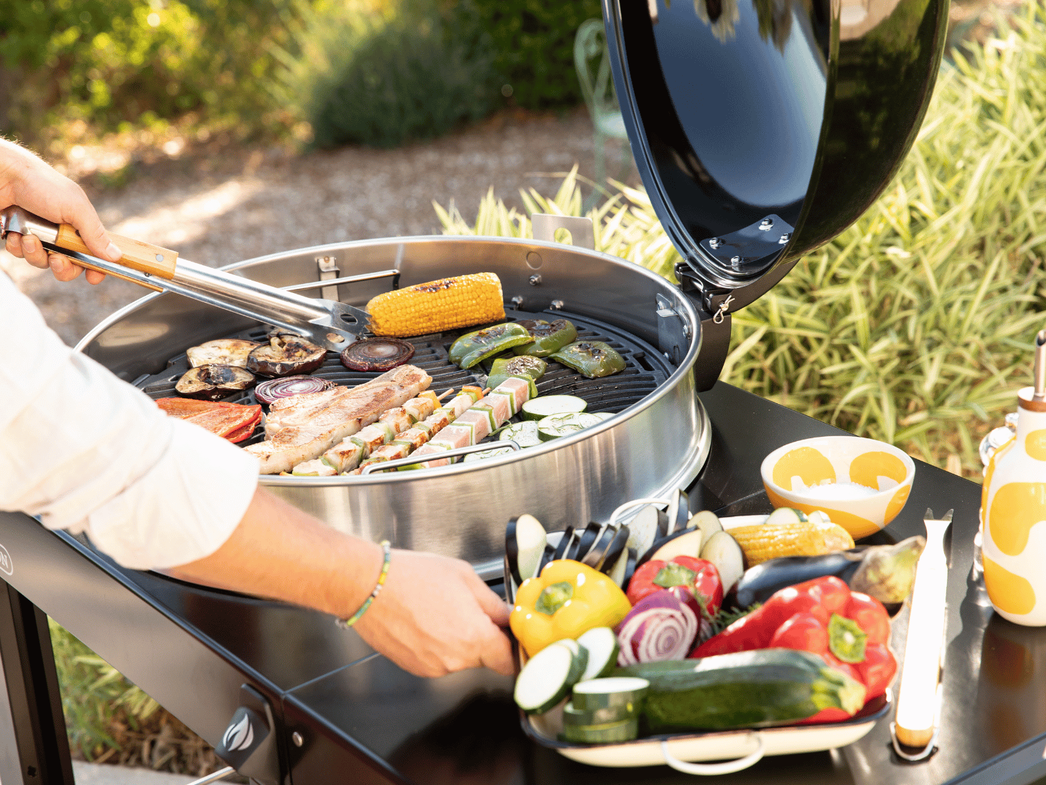 Un barbecue ouvert avec des légumes grillés et de l'huile d'olive