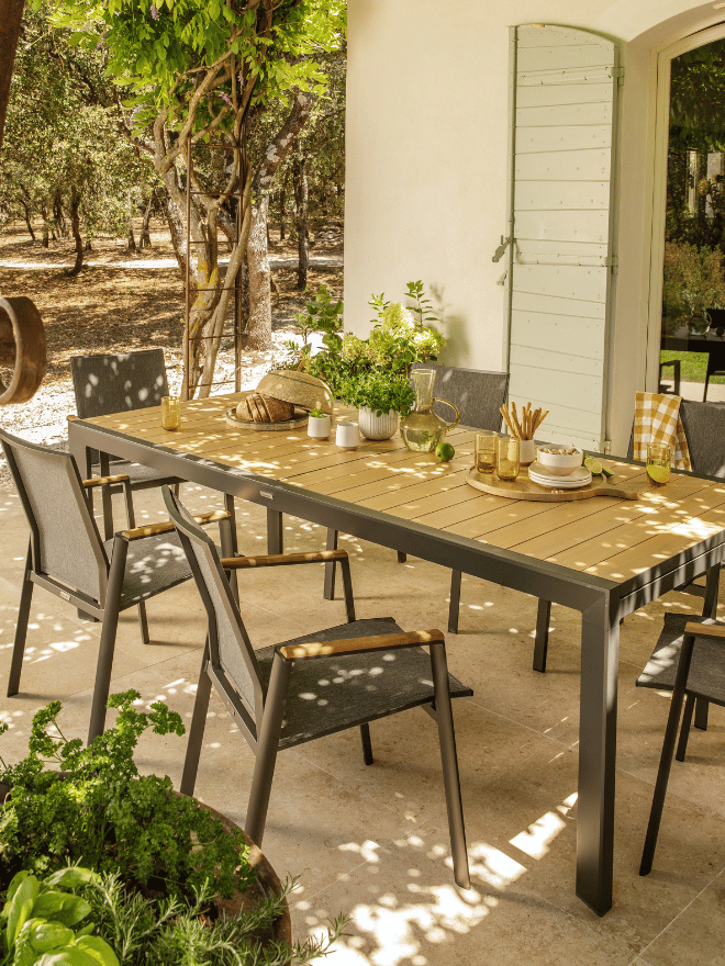 La table Calla noire sous une pergola entourée de végétaux