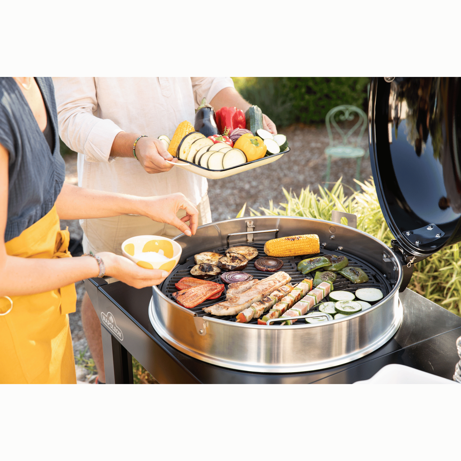 Brabecue noir sur une terrasse