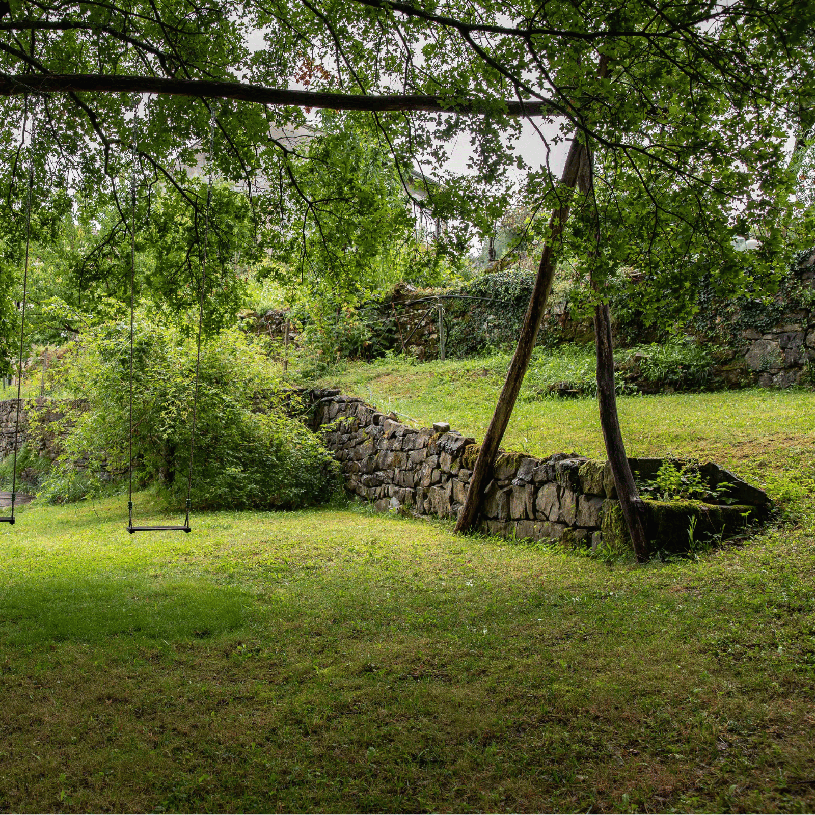Une balançoire en bois dans le jardin