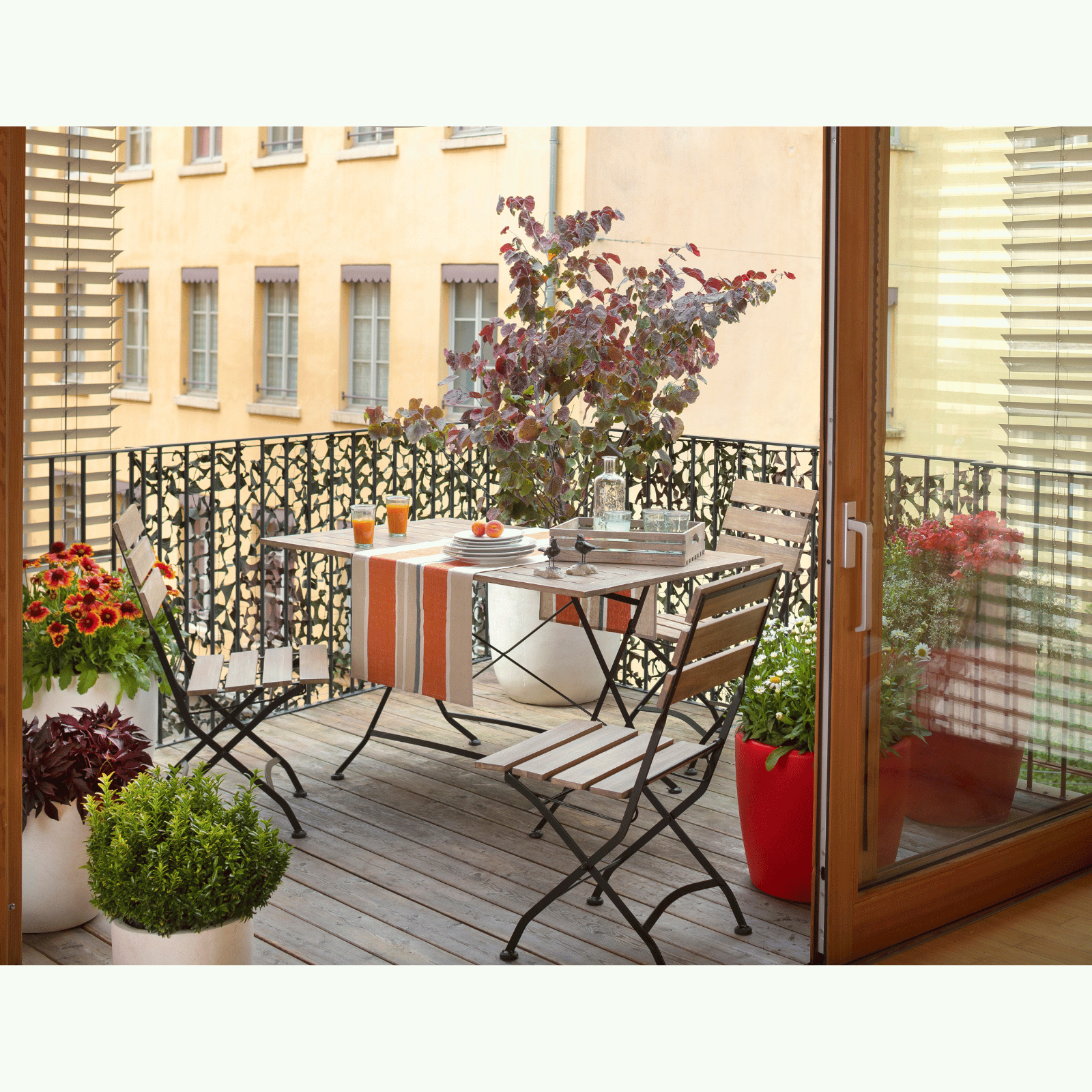 Végétaux sur un balcon au printemps